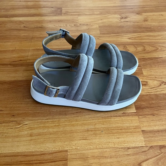 UGG Lynnden Platform Ankle Strap Sandals - Picture 5 of 11